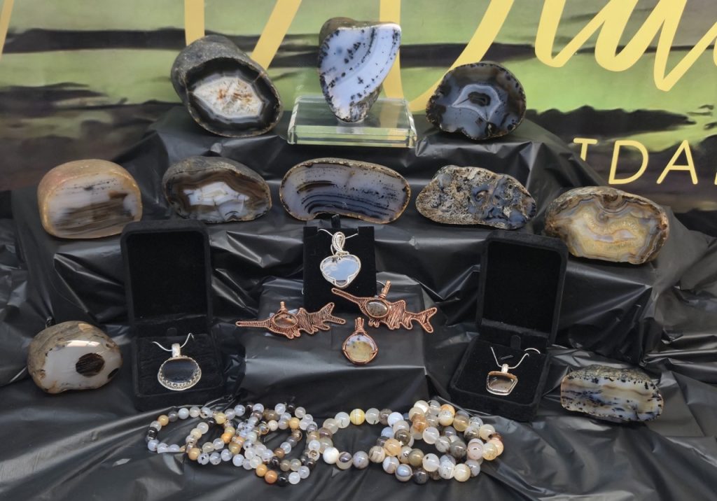 Rocks, gems, minerals, handcrafted jewelry. Glendive Montana